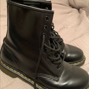 DR MARTENS 1460 WOMENS SIZE US 8 / MENS 7 ONLY WORN 3 TIMES